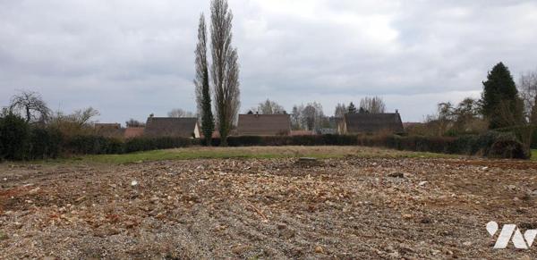 Une parcelle de terrain à bâtir d'une surface de 2119m².
Présence d'un puits sur la parcelle