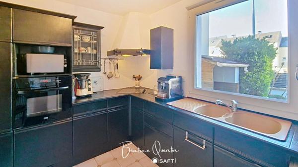 Maison familiale avec sous-sol total et terrasse