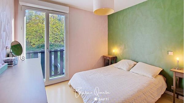 Maison familiale avec sous-sol total et terrasse