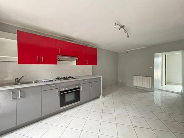 Charmante maison entièrement rénovée, située dans un quartier paisible de La commune du Lude