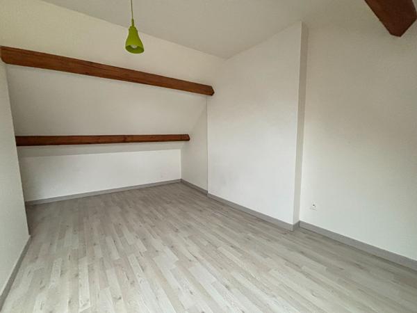 Charmante maison entièrement rénovée, située dans un quartier paisible de La commune du Lude