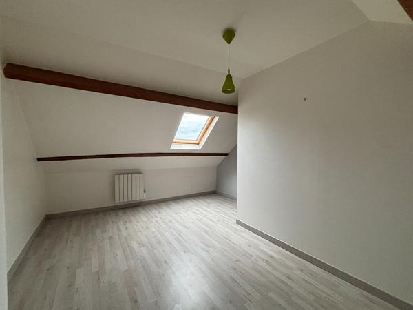 Charmante maison entièrement rénovée, située dans un quartier paisible de La commune du Lude