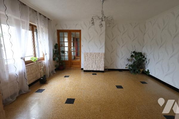 Maison individuelle idéale pour famille ou projet de deux logements – Garage et terrain clos.