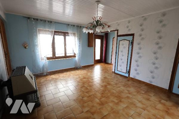 Maison individuelle idéale pour famille ou projet de deux logements – Garage et terrain clos.