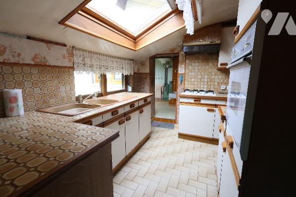 Maison individuelle idéale pour famille ou projet de deux logements – Garage et terrain clos.