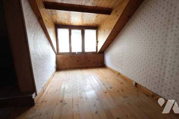 Maison individuelle idéale pour famille ou projet de deux logements – Garage et terrain clos.