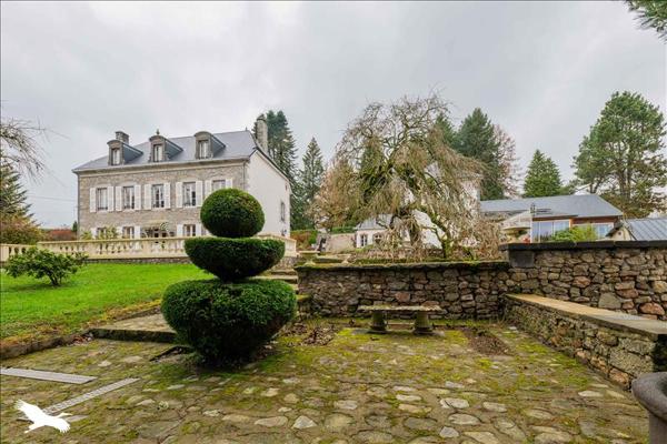 Maison à vendre |  Ussel |  15 pièces | 677 m²