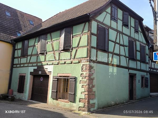 Au cœur de la célèbre cité médiévale de Ribeauvillé, découvrez cette charmante maison alsacienne idéalement située, dans une rue calme et très peu fréquentée, à seulement quelques pas du centre-ville et de l’ensemble des commodités.

Vendue entièrement meublée, cette maison constitue une belle opportunité pour une résidence principale, une résidence secondaire ou un projet locatif, avec l’avantage de pouvoir en profiter immédiatement, sans travaux d’aménagement ni investissement mobilier à prévoir.

La maison offre une distribution fonctionnelle sur trois niveaux.

Au rez-de-chaussée, une belle entrée dessert deux pièces ainsi qu’un grand garage équipé d’une porte électrique motorisée, offrant un espace de stationnement et de rangement appréciable.

Les deux pièces du rez-de-chaussée offrent également une réelle possibilité d’utilisation professionnelle et peuvent parfaitement convenir à l’exercice d’une profession libérale, d’une activité indépendante ou à l’aménagement de bureaux, sous réserve des autorisations éventuellement nécessaires. Cette configuration permet ainsi d’envisager un usage mixte habitation/professionnel particulièrement intéressant, avec un espace dédié facilement accessible depuis l’entrée.

Au premier étage, vous découvrirez une cuisine indépendante entièrement équipée, avec son espace repas, ainsi qu’un vaste salon/séjour offrant un agréable volume. Ce niveau comprend également deux chambres, une salle d’eau et un WC indépendant. L’ensemble des pièces est desservi par un long couloir.

Au deuxième étage, un dégagement mène à une troisième chambre, bénéficiant de sa propre salle d’eau avec WC. Ce niveau dispose également d’un grand grenier isolé au sol, offrant un beau potentiel d’aménagement supplémentaire selon vos envies et vos besoins.

Côté technique :

La maison est équipée d’un chauffage individuel au fioul et bénéficie de fenêtres en double vitrage.

L’ensemble de la maison a été rénové en 2016/2017, avec notamment la mise à jour de l’installation électrique, le remplacement de certaines fenêtres, la rénovation des sols et des peintures, le remplacement des radiateurs ainsi que la rénovation des salles d’eau.

Le mobilier et les équipements présents dans la maison sont inclus dans la vente, permettant aux futurs propriétaires de disposer immédiatement d’un bien entièrement équipé et prêt à vivre.

Une maison de caractère au cœur de Ribeauvillé, alliant charme alsacien, calme et proximité immédiate du centre-ville. Entièrement meublée, offrant de beaux volumes, un potentiel d’aménagement supplémentaire et la possibilité d’aménager les pièces du rez-de-chaussée en espace professionnel, elle saura séduire aussi bien les amateurs de patrimoine que les acquéreurs à la recherche d’un bien prêt à vivre, d’un investissement locatif ou d’un lieu permettant de conjuguer habitation et activité professionnelle.