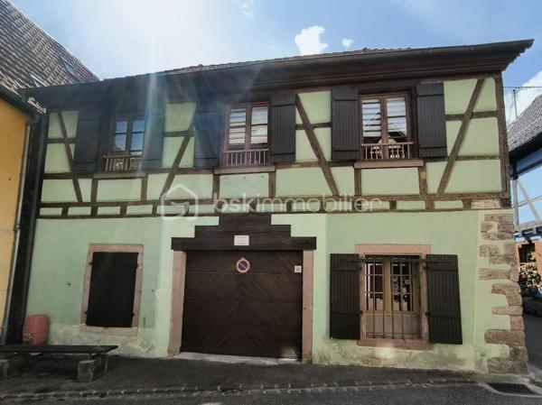 Au cœur de la célèbre cité médiévale de Ribeauvillé, découvrez cette charmante maison alsacienne idéalement située, dans une rue calme et très peu fréquentée, à seulement quelques pas du centre-ville et de l’ensemble des commodités.

Vendue entièrement meublée, cette maison constitue une belle opportunité pour une résidence principale, une résidence secondaire ou un projet locatif, avec l’avantage de pouvoir en profiter immédiatement, sans travaux d’aménagement ni investissement mobilier à prévoir.

La maison offre une distribution fonctionnelle sur trois niveaux.

Au rez-de-chaussée, une belle entrée dessert deux pièces ainsi qu’un grand garage équipé d’une porte électrique motorisée, offrant un espace de stationnement et de rangement appréciable.

Les deux pièces du rez-de-chaussée offrent également une réelle possibilité d’utilisation professionnelle et peuvent parfaitement convenir à l’exercice d’une profession libérale, d’une activité indépendante ou à l’aménagement de bureaux, sous réserve des autorisations éventuellement nécessaires. Cette configuration permet ainsi d’envisager un usage mixte habitation/professionnel particulièrement intéressant, avec un espace dédié facilement accessible depuis l’entrée.

Au premier étage, vous découvrirez une cuisine indépendante entièrement équipée, avec son espace repas, ainsi qu’un vaste salon/séjour offrant un agréable volume. Ce niveau comprend également deux chambres, une salle d’eau et un WC indépendant. L’ensemble des pièces est desservi par un long couloir.

Au deuxième étage, un dégagement mène à une troisième chambre, bénéficiant de sa propre salle d’eau avec WC. Ce niveau dispose également d’un grand grenier isolé au sol, offrant un beau potentiel d’aménagement supplémentaire selon vos envies et vos besoins.

Côté technique :

La maison est équipée d’un chauffage individuel au fioul et bénéficie de fenêtres en double vitrage.

L’ensemble de la maison a été rénové en 2016/2017, avec notamment la mise à jour de l’installation électrique, le remplacement de certaines fenêtres, la rénovation des sols et des peintures, le remplacement des radiateurs ainsi que la rénovation des salles d’eau.

Le mobilier et les équipements présents dans la maison sont inclus dans la vente, permettant aux futurs propriétaires de disposer immédiatement d’un bien entièrement équipé et prêt à vivre.

Une maison de caractère au cœur de Ribeauvillé, alliant charme alsacien, calme et proximité immédiate du centre-ville. Entièrement meublée, offrant de beaux volumes, un potentiel d’aménagement supplémentaire et la possibilité d’aménager les pièces du rez-de-chaussée en espace professionnel, elle saura séduire aussi bien les amateurs de patrimoine que les acquéreurs à la recherche d’un bien prêt à vivre, d’un investissement locatif ou d’un lieu permettant de conjuguer habitation et activité professionnelle.