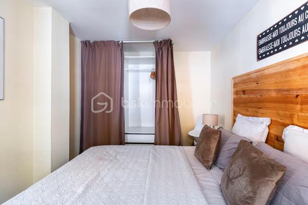 Au cœur de la célèbre cité médiévale de Ribeauvillé, découvrez cette charmante maison alsacienne idéalement située, dans une rue calme et très peu fréquentée, à seulement quelques pas du centre-ville et de l’ensemble des commodités.

Vendue entièrement meublée, cette maison constitue une belle opportunité pour une résidence principale, une résidence secondaire ou un projet locatif, avec l’avantage de pouvoir en profiter immédiatement, sans travaux d’aménagement ni investissement mobilier à prévoir.

La maison offre une distribution fonctionnelle sur trois niveaux.

Au rez-de-chaussée, une belle entrée dessert deux pièces ainsi qu’un grand garage équipé d’une porte électrique motorisée, offrant un espace de stationnement et de rangement appréciable.

Les deux pièces du rez-de-chaussée offrent également une réelle possibilité d’utilisation professionnelle et peuvent parfaitement convenir à l’exercice d’une profession libérale, d’une activité indépendante ou à l’aménagement de bureaux, sous réserve des autorisations éventuellement nécessaires. Cette configuration permet ainsi d’envisager un usage mixte habitation/professionnel particulièrement intéressant, avec un espace dédié facilement accessible depuis l’entrée.

Au premier étage, vous découvrirez une cuisine indépendante entièrement équipée, avec son espace repas, ainsi qu’un vaste salon/séjour offrant un agréable volume. Ce niveau comprend également deux chambres, une salle d’eau et un WC indépendant. L’ensemble des pièces est desservi par un long couloir.

Au deuxième étage, un dégagement mène à une troisième chambre, bénéficiant de sa propre salle d’eau avec WC. Ce niveau dispose également d’un grand grenier isolé au sol, offrant un beau potentiel d’aménagement supplémentaire selon vos envies et vos besoins.

Côté technique :

La maison est équipée d’un chauffage individuel au fioul et bénéficie de fenêtres en double vitrage.

L’ensemble de la maison a été rénové en 2016/2017, avec notamment la mise à jour de l’installation électrique, le remplacement de certaines fenêtres, la rénovation des sols et des peintures, le remplacement des radiateurs ainsi que la rénovation des salles d’eau.

Le mobilier et les équipements présents dans la maison sont inclus dans la vente, permettant aux futurs propriétaires de disposer immédiatement d’un bien entièrement équipé et prêt à vivre.

Une maison de caractère au cœur de Ribeauvillé, alliant charme alsacien, calme et proximité immédiate du centre-ville. Entièrement meublée, offrant de beaux volumes, un potentiel d’aménagement supplémentaire et la possibilité d’aménager les pièces du rez-de-chaussée en espace professionnel, elle saura séduire aussi bien les amateurs de patrimoine que les acquéreurs à la recherche d’un bien prêt à vivre, d’un investissement locatif ou d’un lieu permettant de conjuguer habitation et activité professionnelle.