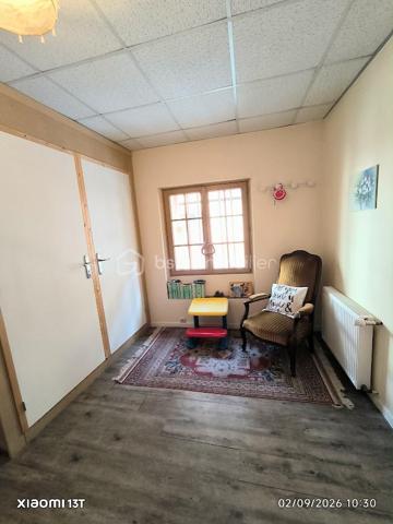 Au cœur de la célèbre cité médiévale de Ribeauvillé, découvrez cette charmante maison alsacienne idéalement située, dans une rue calme et très peu fréquentée, à seulement quelques pas du centre-ville et de l’ensemble des commodités.

Vendue entièrement meublée, cette maison constitue une belle opportunité pour une résidence principale, une résidence secondaire ou un projet locatif, avec l’avantage de pouvoir en profiter immédiatement, sans travaux d’aménagement ni investissement mobilier à prévoir.

La maison offre une distribution fonctionnelle sur trois niveaux.

Au rez-de-chaussée, une belle entrée dessert deux pièces ainsi qu’un grand garage équipé d’une porte électrique motorisée, offrant un espace de stationnement et de rangement appréciable.

Les deux pièces du rez-de-chaussée offrent également une réelle possibilité d’utilisation professionnelle et peuvent parfaitement convenir à l’exercice d’une profession libérale, d’une activité indépendante ou à l’aménagement de bureaux, sous réserve des autorisations éventuellement nécessaires. Cette configuration permet ainsi d’envisager un usage mixte habitation/professionnel particulièrement intéressant, avec un espace dédié facilement accessible depuis l’entrée.

Au premier étage, vous découvrirez une cuisine indépendante entièrement équipée, avec son espace repas, ainsi qu’un vaste salon/séjour offrant un agréable volume. Ce niveau comprend également deux chambres, une salle d’eau et un WC indépendant. L’ensemble des pièces est desservi par un long couloir.

Au deuxième étage, un dégagement mène à une troisième chambre, bénéficiant de sa propre salle d’eau avec WC. Ce niveau dispose également d’un grand grenier isolé au sol, offrant un beau potentiel d’aménagement supplémentaire selon vos envies et vos besoins.

Côté technique :

La maison est équipée d’un chauffage individuel au fioul et bénéficie de fenêtres en double vitrage.

L’ensemble de la maison a été rénové en 2016/2017, avec notamment la mise à jour de l’installation électrique, le remplacement de certaines fenêtres, la rénovation des sols et des peintures, le remplacement des radiateurs ainsi que la rénovation des salles d’eau.

Le mobilier et les équipements présents dans la maison sont inclus dans la vente, permettant aux futurs propriétaires de disposer immédiatement d’un bien entièrement équipé et prêt à vivre.

Une maison de caractère au cœur de Ribeauvillé, alliant charme alsacien, calme et proximité immédiate du centre-ville. Entièrement meublée, offrant de beaux volumes, un potentiel d’aménagement supplémentaire et la possibilité d’aménager les pièces du rez-de-chaussée en espace professionnel, elle saura séduire aussi bien les amateurs de patrimoine que les acquéreurs à la recherche d’un bien prêt à vivre, d’un investissement locatif ou d’un lieu permettant de conjuguer habitation et activité professionnelle.