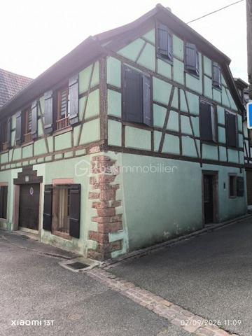 Au cœur de la célèbre cité médiévale de Ribeauvillé, découvrez cette charmante maison alsacienne idéalement située, dans une rue calme et très peu fréquentée, à seulement quelques pas du centre-ville et de l’ensemble des commodités.

Vendue entièrement meublée, cette maison constitue une belle opportunité pour une résidence principale, une résidence secondaire ou un projet locatif, avec l’avantage de pouvoir en profiter immédiatement, sans travaux d’aménagement ni investissement mobilier à prévoir.

La maison offre une distribution fonctionnelle sur trois niveaux.

Au rez-de-chaussée, une belle entrée dessert deux pièces ainsi qu’un grand garage équipé d’une porte électrique motorisée, offrant un espace de stationnement et de rangement appréciable.

Les deux pièces du rez-de-chaussée offrent également une réelle possibilité d’utilisation professionnelle et peuvent parfaitement convenir à l’exercice d’une profession libérale, d’une activité indépendante ou à l’aménagement de bureaux, sous réserve des autorisations éventuellement nécessaires. Cette configuration permet ainsi d’envisager un usage mixte habitation/professionnel particulièrement intéressant, avec un espace dédié facilement accessible depuis l’entrée.

Au premier étage, vous découvrirez une cuisine indépendante entièrement équipée, avec son espace repas, ainsi qu’un vaste salon/séjour offrant un agréable volume. Ce niveau comprend également deux chambres, une salle d’eau et un WC indépendant. L’ensemble des pièces est desservi par un long couloir.

Au deuxième étage, un dégagement mène à une troisième chambre, bénéficiant de sa propre salle d’eau avec WC. Ce niveau dispose également d’un grand grenier isolé au sol, offrant un beau potentiel d’aménagement supplémentaire selon vos envies et vos besoins.

Côté technique :

La maison est équipée d’un chauffage individuel au fioul et bénéficie de fenêtres en double vitrage.

L’ensemble de la maison a été rénové en 2016/2017, avec notamment la mise à jour de l’installation électrique, le remplacement de certaines fenêtres, la rénovation des sols et des peintures, le remplacement des radiateurs ainsi que la rénovation des salles d’eau.

Le mobilier et les équipements présents dans la maison sont inclus dans la vente, permettant aux futurs propriétaires de disposer immédiatement d’un bien entièrement équipé et prêt à vivre.

Une maison de caractère au cœur de Ribeauvillé, alliant charme alsacien, calme et proximité immédiate du centre-ville. Entièrement meublée, offrant de beaux volumes, un potentiel d’aménagement supplémentaire et la possibilité d’aménager les pièces du rez-de-chaussée en espace professionnel, elle saura séduire aussi bien les amateurs de patrimoine que les acquéreurs à la recherche d’un bien prêt à vivre, d’un investissement locatif ou d’un lieu permettant de conjuguer habitation et activité professionnelle.