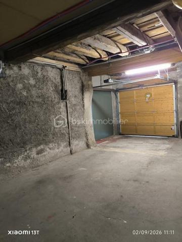 Au cœur de la célèbre cité médiévale de Ribeauvillé, découvrez cette charmante maison alsacienne idéalement située, dans une rue calme et très peu fréquentée, à seulement quelques pas du centre-ville et de l’ensemble des commodités.

Vendue entièrement meublée, cette maison constitue une belle opportunité pour une résidence principale, une résidence secondaire ou un projet locatif, avec l’avantage de pouvoir en profiter immédiatement, sans travaux d’aménagement ni investissement mobilier à prévoir.

La maison offre une distribution fonctionnelle sur trois niveaux.

Au rez-de-chaussée, une belle entrée dessert deux pièces ainsi qu’un grand garage équipé d’une porte électrique motorisée, offrant un espace de stationnement et de rangement appréciable.

Les deux pièces du rez-de-chaussée offrent également une réelle possibilité d’utilisation professionnelle et peuvent parfaitement convenir à l’exercice d’une profession libérale, d’une activité indépendante ou à l’aménagement de bureaux, sous réserve des autorisations éventuellement nécessaires. Cette configuration permet ainsi d’envisager un usage mixte habitation/professionnel particulièrement intéressant, avec un espace dédié facilement accessible depuis l’entrée.

Au premier étage, vous découvrirez une cuisine indépendante entièrement équipée, avec son espace repas, ainsi qu’un vaste salon/séjour offrant un agréable volume. Ce niveau comprend également deux chambres, une salle d’eau et un WC indépendant. L’ensemble des pièces est desservi par un long couloir.

Au deuxième étage, un dégagement mène à une troisième chambre, bénéficiant de sa propre salle d’eau avec WC. Ce niveau dispose également d’un grand grenier isolé au sol, offrant un beau potentiel d’aménagement supplémentaire selon vos envies et vos besoins.

Côté technique :

La maison est équipée d’un chauffage individuel au fioul et bénéficie de fenêtres en double vitrage.

L’ensemble de la maison a été rénové en 2016/2017, avec notamment la mise à jour de l’installation électrique, le remplacement de certaines fenêtres, la rénovation des sols et des peintures, le remplacement des radiateurs ainsi que la rénovation des salles d’eau.

Le mobilier et les équipements présents dans la maison sont inclus dans la vente, permettant aux futurs propriétaires de disposer immédiatement d’un bien entièrement équipé et prêt à vivre.

Une maison de caractère au cœur de Ribeauvillé, alliant charme alsacien, calme et proximité immédiate du centre-ville. Entièrement meublée, offrant de beaux volumes, un potentiel d’aménagement supplémentaire et la possibilité d’aménager les pièces du rez-de-chaussée en espace professionnel, elle saura séduire aussi bien les amateurs de patrimoine que les acquéreurs à la recherche d’un bien prêt à vivre, d’un investissement locatif ou d’un lieu permettant de conjuguer habitation et activité professionnelle.