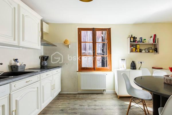 Au cœur de la célèbre cité médiévale de Ribeauvillé, découvrez cette charmante maison alsacienne idéalement située, dans une rue calme et très peu fréquentée, à seulement quelques pas du centre-ville et de l’ensemble des commodités.

Vendue entièrement meublée, cette maison constitue une belle opportunité pour une résidence principale, une résidence secondaire ou un projet locatif, avec l’avantage de pouvoir en profiter immédiatement, sans travaux d’aménagement ni investissement mobilier à prévoir.

La maison offre une distribution fonctionnelle sur trois niveaux.

Au rez-de-chaussée, une belle entrée dessert deux pièces ainsi qu’un grand garage équipé d’une porte électrique motorisée, offrant un espace de stationnement et de rangement appréciable.

Les deux pièces du rez-de-chaussée offrent également une réelle possibilité d’utilisation professionnelle et peuvent parfaitement convenir à l’exercice d’une profession libérale, d’une activité indépendante ou à l’aménagement de bureaux, sous réserve des autorisations éventuellement nécessaires. Cette configuration permet ainsi d’envisager un usage mixte habitation/professionnel particulièrement intéressant, avec un espace dédié facilement accessible depuis l’entrée.

Au premier étage, vous découvrirez une cuisine indépendante entièrement équipée, avec son espace repas, ainsi qu’un vaste salon/séjour offrant un agréable volume. Ce niveau comprend également deux chambres, une salle d’eau et un WC indépendant. L’ensemble des pièces est desservi par un long couloir.

Au deuxième étage, un dégagement mène à une troisième chambre, bénéficiant de sa propre salle d’eau avec WC. Ce niveau dispose également d’un grand grenier isolé au sol, offrant un beau potentiel d’aménagement supplémentaire selon vos envies et vos besoins.

Côté technique :

La maison est équipée d’un chauffage individuel au fioul et bénéficie de fenêtres en double vitrage.

L’ensemble de la maison a été rénové en 2016/2017, avec notamment la mise à jour de l’installation électrique, le remplacement de certaines fenêtres, la rénovation des sols et des peintures, le remplacement des radiateurs ainsi que la rénovation des salles d’eau.

Le mobilier et les équipements présents dans la maison sont inclus dans la vente, permettant aux futurs propriétaires de disposer immédiatement d’un bien entièrement équipé et prêt à vivre.

Une maison de caractère au cœur de Ribeauvillé, alliant charme alsacien, calme et proximité immédiate du centre-ville. Entièrement meublée, offrant de beaux volumes, un potentiel d’aménagement supplémentaire et la possibilité d’aménager les pièces du rez-de-chaussée en espace professionnel, elle saura séduire aussi bien les amateurs de patrimoine que les acquéreurs à la recherche d’un bien prêt à vivre, d’un investissement locatif ou d’un lieu permettant de conjuguer habitation et activité professionnelle.