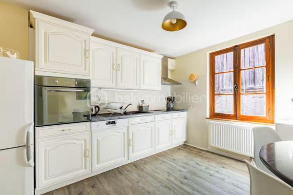 Au cœur de la célèbre cité médiévale de Ribeauvillé, découvrez cette charmante maison alsacienne idéalement située, dans une rue calme et très peu fréquentée, à seulement quelques pas du centre-ville et de l’ensemble des commodités.

Vendue entièrement meublée, cette maison constitue une belle opportunité pour une résidence principale, une résidence secondaire ou un projet locatif, avec l’avantage de pouvoir en profiter immédiatement, sans travaux d’aménagement ni investissement mobilier à prévoir.

La maison offre une distribution fonctionnelle sur trois niveaux.

Au rez-de-chaussée, une belle entrée dessert deux pièces ainsi qu’un grand garage équipé d’une porte électrique motorisée, offrant un espace de stationnement et de rangement appréciable.

Les deux pièces du rez-de-chaussée offrent également une réelle possibilité d’utilisation professionnelle et peuvent parfaitement convenir à l’exercice d’une profession libérale, d’une activité indépendante ou à l’aménagement de bureaux, sous réserve des autorisations éventuellement nécessaires. Cette configuration permet ainsi d’envisager un usage mixte habitation/professionnel particulièrement intéressant, avec un espace dédié facilement accessible depuis l’entrée.

Au premier étage, vous découvrirez une cuisine indépendante entièrement équipée, avec son espace repas, ainsi qu’un vaste salon/séjour offrant un agréable volume. Ce niveau comprend également deux chambres, une salle d’eau et un WC indépendant. L’ensemble des pièces est desservi par un long couloir.

Au deuxième étage, un dégagement mène à une troisième chambre, bénéficiant de sa propre salle d’eau avec WC. Ce niveau dispose également d’un grand grenier isolé au sol, offrant un beau potentiel d’aménagement supplémentaire selon vos envies et vos besoins.

Côté technique :

La maison est équipée d’un chauffage individuel au fioul et bénéficie de fenêtres en double vitrage.

L’ensemble de la maison a été rénové en 2016/2017, avec notamment la mise à jour de l’installation électrique, le remplacement de certaines fenêtres, la rénovation des sols et des peintures, le remplacement des radiateurs ainsi que la rénovation des salles d’eau.

Le mobilier et les équipements présents dans la maison sont inclus dans la vente, permettant aux futurs propriétaires de disposer immédiatement d’un bien entièrement équipé et prêt à vivre.

Une maison de caractère au cœur de Ribeauvillé, alliant charme alsacien, calme et proximité immédiate du centre-ville. Entièrement meublée, offrant de beaux volumes, un potentiel d’aménagement supplémentaire et la possibilité d’aménager les pièces du rez-de-chaussée en espace professionnel, elle saura séduire aussi bien les amateurs de patrimoine que les acquéreurs à la recherche d’un bien prêt à vivre, d’un investissement locatif ou d’un lieu permettant de conjuguer habitation et activité professionnelle.