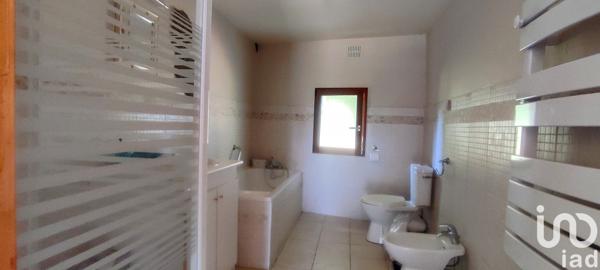 Maison 4 pièces de 144 m² à SAINT-MARTIN-DE-LANDELLES (50730)