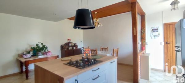 Maison 4 pièces de 144 m² à SAINT-MARTIN-DE-LANDELLES (50730)