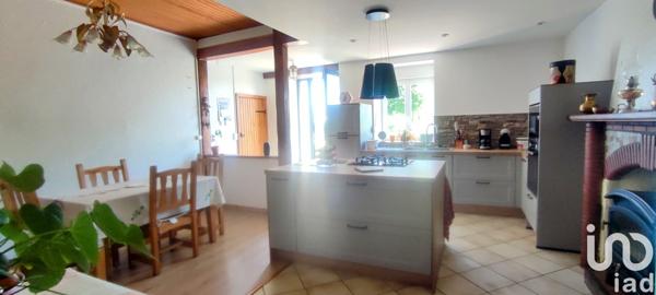 Maison 4 pièces de 144 m² à SAINT-MARTIN-DE-LANDELLES (50730)