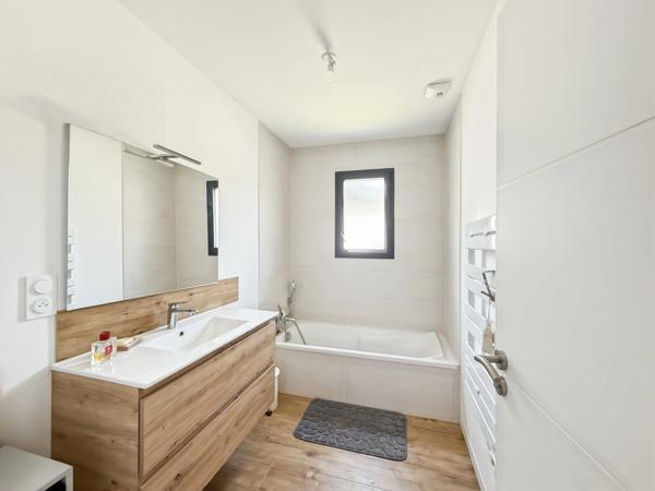 PORNIC SECTEUR RESIDENTIEL - MAISON PLAIN-PIED CONTEMPORAINE 3 CHAMBRES - JARDIN CLOS