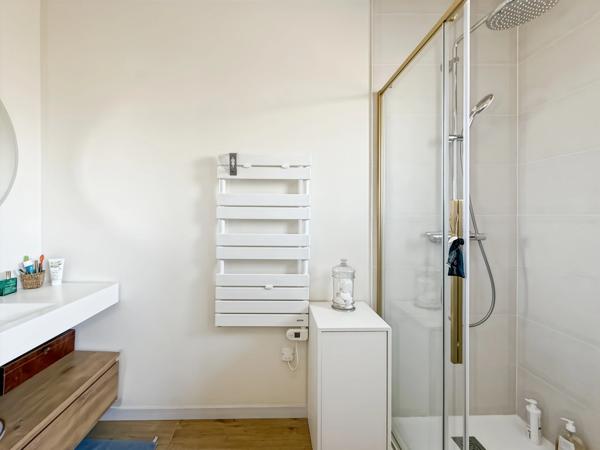 PORNIC SECTEUR RESIDENTIEL - MAISON PLAIN-PIED CONTEMPORAINE 3 CHAMBRES - JARDIN CLOS
