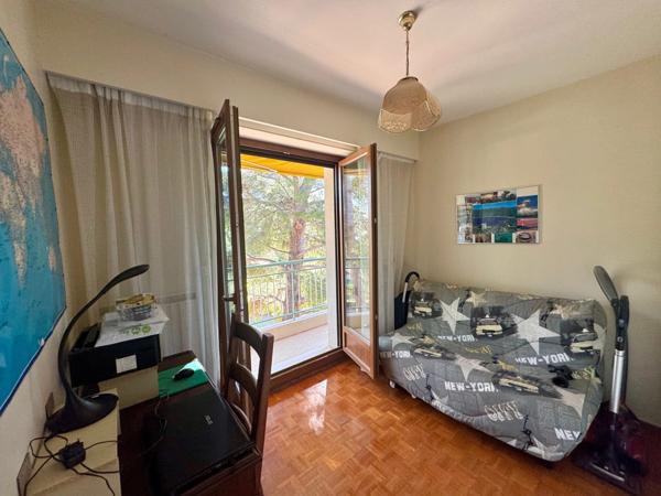 Appartement à vendre 5 pièces MARSEILLE 9EME ARRONDISSEMENT, avec terrasse, balcon, vue dégagée. cave. Stationnements libres et possibilité box