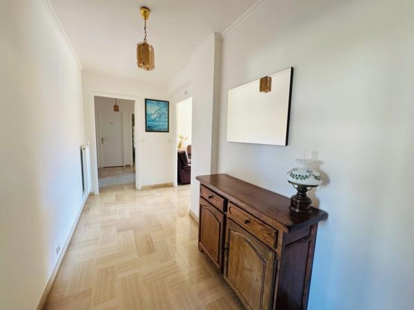 Appartement à vendre 5 pièces MARSEILLE 9EME ARRONDISSEMENT, avec terrasse, balcon, vue dégagée. cave. Stationnements libres et possibilité box