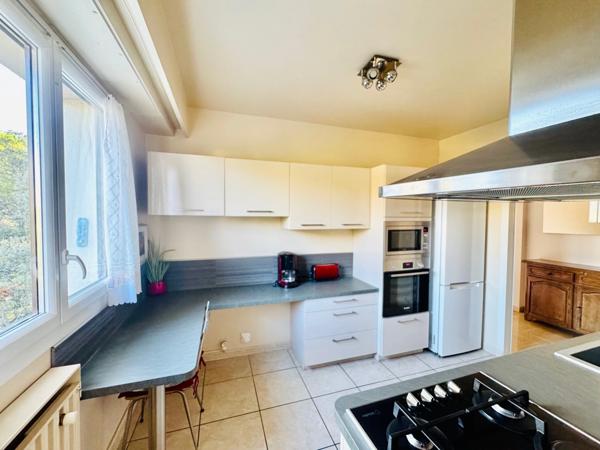 Appartement à vendre 5 pièces MARSEILLE 9EME ARRONDISSEMENT, avec terrasse, balcon, vue dégagée. cave. Stationnements libres et possibilité box