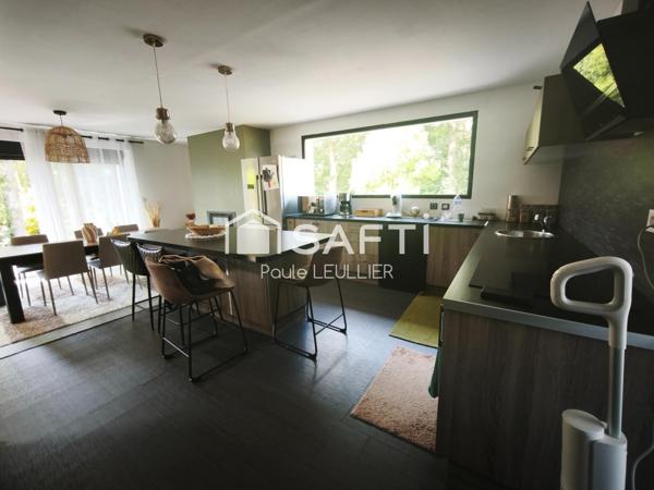 Maison atypique pleine de charme avec jardin clos sans vis-à-vis, à deux pas des écoles et commerces de La Saussay.