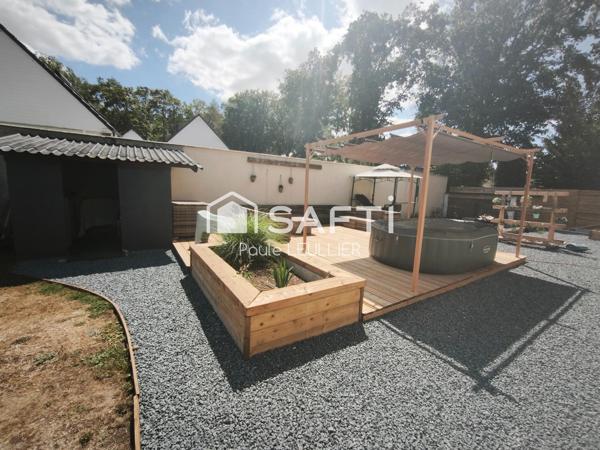Maison atypique pleine de charme avec jardin clos sans vis-à-vis, à deux pas des écoles et commerces de La Saussay.