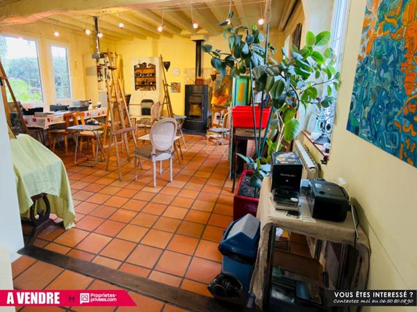 Propriété de 230 m² sur environ 2,5 hectares avec piscine, prairies et cadre paisible