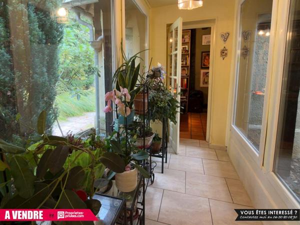 Propriété de 230 m² sur environ 2,5 hectares avec piscine, prairies et cadre paisible