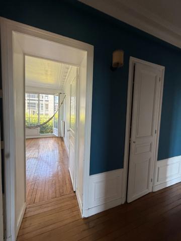 Appartement à vendre 3 pièces CHOISY LE ROI (94), centre ville, face parc de la Mairie