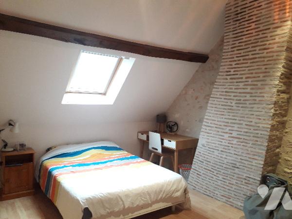 ENSEMBLE IMMOBILIER AVEC PISCINE COUVERTE SUR 8545 M² A 7 MNS DE CONTRES