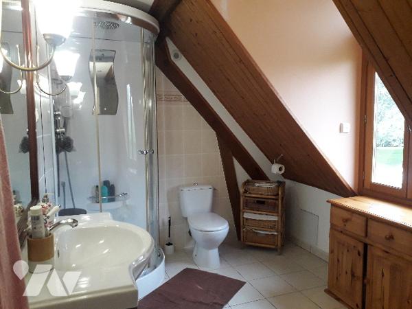 ENSEMBLE IMMOBILIER AVEC PISCINE COUVERTE SUR 8545 M² A 7 MNS DE CONTRES