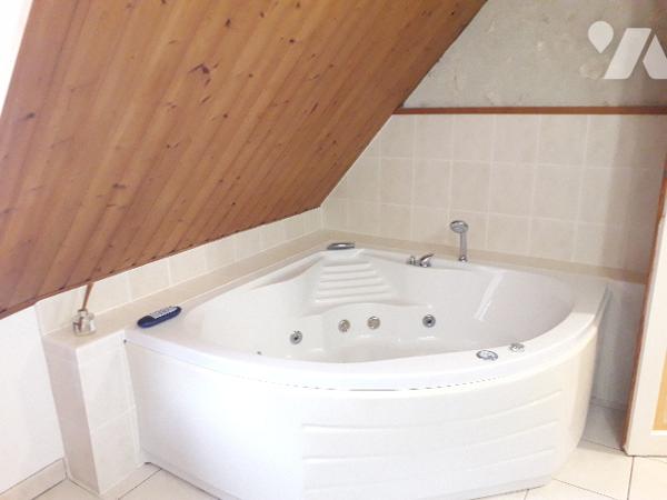 ENSEMBLE IMMOBILIER AVEC PISCINE COUVERTE SUR 8545 M² A 7 MNS DE CONTRES