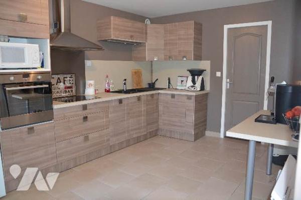 ENSEMBLE IMMOBILIER AVEC PISCINE COUVERTE SUR 8545 M² A 7 MNS DE CONTRES