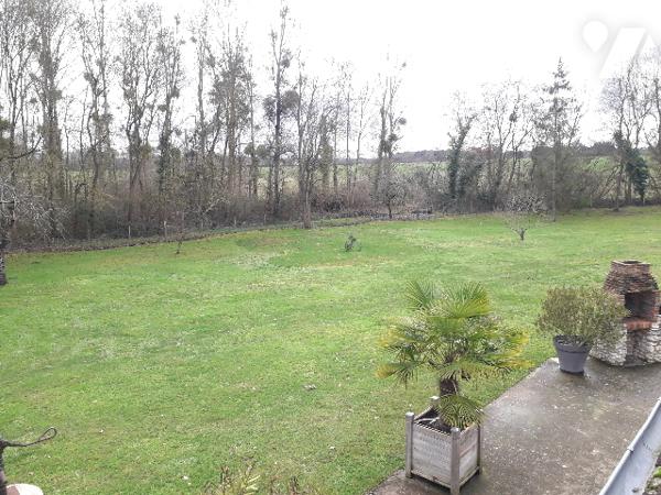 ENSEMBLE IMMOBILIER AVEC PISCINE COUVERTE SUR 8545 M² A 7 MNS DE CONTRES