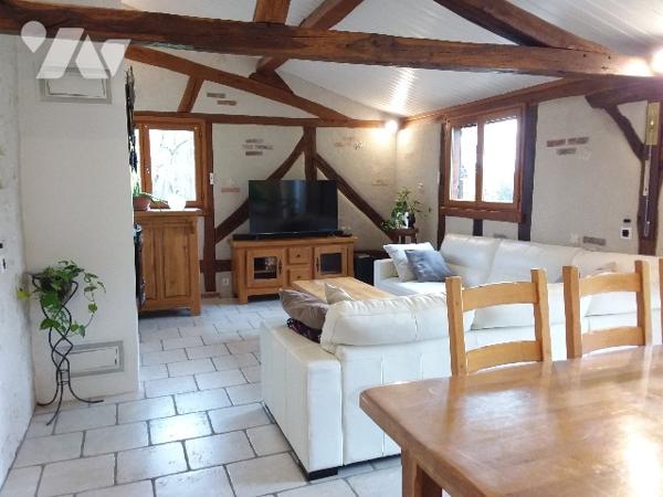 ENSEMBLE IMMOBILIER AVEC PISCINE COUVERTE SUR 8545 M² A 7 MNS DE CONTRES