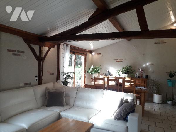 ENSEMBLE IMMOBILIER AVEC PISCINE COUVERTE SUR 8545 M² A 7 MNS DE CONTRES