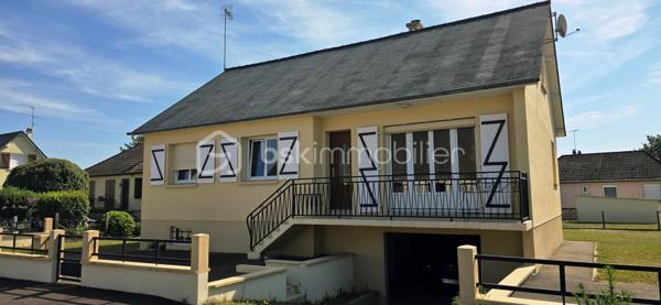 Découvrez cette agréable maison alliant confort moderne, beaux volumes, idéale pour une vie de famille.

Au niveau principal surélevé :
— Espace de vie traversant, orienté sud-ouest, réchauffé par un poêle à granulés récent (2026).
— Cuisine contemporaine neuve (2026).
— Trois chambres confortables.
— Salle d'eau modernisée.
— WC séparé.

À l'étage :
— Espace polyvalent de 10 m², à aménager selon vos besoins en chambre, bureau pour le télétravail ou espace détente.
— Combles aménageables de 40 m².

Sous-sol complet (près de 100 m² d'annexes) :
— Garage de 37,81 m² avec porte motorisée neuve (2026).
— Atelier spacieux de 43,11 m².
— Deux caves de 11,14 m² et 5,74 m².

Prestations & extérieur :
— Performance énergétique maîtrisée avec un DPE classé en D.
— Huisseries en PVC double vitrage et chauffage électrique.
— Terrain de 604 m², idéal pour les moments de détente en plein air, les enfants ou un projet potager.
