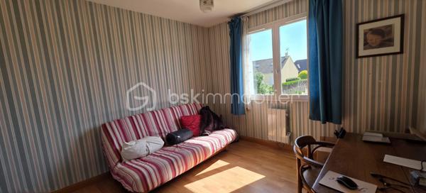 Découvrez cette agréable maison alliant confort moderne, beaux volumes, idéale pour une vie de famille.

Au niveau principal surélevé :
— Espace de vie traversant, orienté sud-ouest, réchauffé par un poêle à granulés récent (2026).
— Cuisine contemporaine neuve (2026).
— Trois chambres confortables.
— Salle d'eau modernisée.
— WC séparé.

À l'étage :
— Espace polyvalent de 10 m², à aménager selon vos besoins en chambre, bureau pour le télétravail ou espace détente.
— Combles aménageables de 40 m².

Sous-sol complet (près de 100 m² d'annexes) :
— Garage de 37,81 m² avec porte motorisée neuve (2026).
— Atelier spacieux de 43,11 m².
— Deux caves de 11,14 m² et 5,74 m².

Prestations & extérieur :
— Performance énergétique maîtrisée avec un DPE classé en D.
— Huisseries en PVC double vitrage et chauffage électrique.
— Terrain de 604 m², idéal pour les moments de détente en plein air, les enfants ou un projet potager.