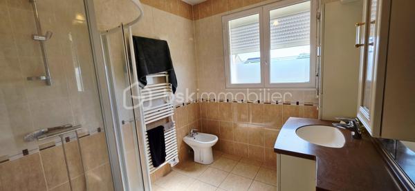 Découvrez cette agréable maison alliant confort moderne, beaux volumes, idéale pour une vie de famille.

Au niveau principal surélevé :
— Espace de vie traversant, orienté sud-ouest, réchauffé par un poêle à granulés récent (2026).
— Cuisine contemporaine neuve (2026).
— Trois chambres confortables.
— Salle d'eau modernisée.
— WC séparé.

À l'étage :
— Espace polyvalent de 10 m², à aménager selon vos besoins en chambre, bureau pour le télétravail ou espace détente.
— Combles aménageables de 40 m².

Sous-sol complet (près de 100 m² d'annexes) :
— Garage de 37,81 m² avec porte motorisée neuve (2026).
— Atelier spacieux de 43,11 m².
— Deux caves de 11,14 m² et 5,74 m².

Prestations & extérieur :
— Performance énergétique maîtrisée avec un DPE classé en D.
— Huisseries en PVC double vitrage et chauffage électrique.
— Terrain de 604 m², idéal pour les moments de détente en plein air, les enfants ou un projet potager.