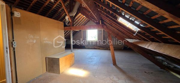 Découvrez cette agréable maison alliant confort moderne, beaux volumes, idéale pour une vie de famille.

Au niveau principal surélevé :
— Espace de vie traversant, orienté sud-ouest, réchauffé par un poêle à granulés récent (2026).
— Cuisine contemporaine neuve (2026).
— Trois chambres confortables.
— Salle d'eau modernisée.
— WC séparé.

À l'étage :
— Espace polyvalent de 10 m², à aménager selon vos besoins en chambre, bureau pour le télétravail ou espace détente.
— Combles aménageables de 40 m².

Sous-sol complet (près de 100 m² d'annexes) :
— Garage de 37,81 m² avec porte motorisée neuve (2026).
— Atelier spacieux de 43,11 m².
— Deux caves de 11,14 m² et 5,74 m².

Prestations & extérieur :
— Performance énergétique maîtrisée avec un DPE classé en D.
— Huisseries en PVC double vitrage et chauffage électrique.
— Terrain de 604 m², idéal pour les moments de détente en plein air, les enfants ou un projet potager.
