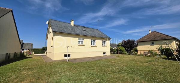 Découvrez cette agréable maison alliant confort moderne, beaux volumes, idéale pour une vie de famille.

Au niveau principal surélevé :
— Espace de vie traversant, orienté sud-ouest, réchauffé par un poêle à granulés récent (2026).
— Cuisine contemporaine neuve (2026).
— Trois chambres confortables.
— Salle d'eau modernisée.
— WC séparé.

À l'étage :
— Espace polyvalent de 10 m², à aménager selon vos besoins en chambre, bureau pour le télétravail ou espace détente.
— Combles aménageables de 40 m².

Sous-sol complet (près de 100 m² d'annexes) :
— Garage de 37,81 m² avec porte motorisée neuve (2026).
— Atelier spacieux de 43,11 m².
— Deux caves de 11,14 m² et 5,74 m².

Prestations & extérieur :
— Performance énergétique maîtrisée avec un DPE classé en D.
— Huisseries en PVC double vitrage et chauffage électrique.
— Terrain de 604 m², idéal pour les moments de détente en plein air, les enfants ou un projet potager.