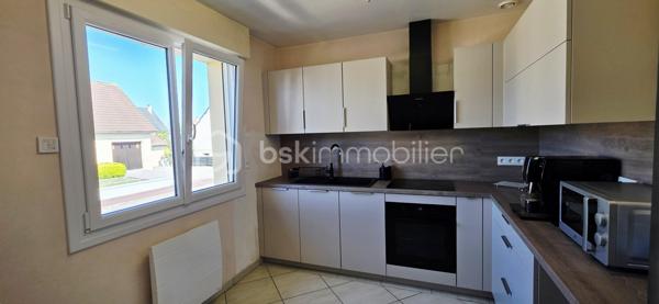 Découvrez cette agréable maison alliant confort moderne, beaux volumes, idéale pour une vie de famille.

Au niveau principal surélevé :
— Espace de vie traversant, orienté sud-ouest, réchauffé par un poêle à granulés récent (2026).
— Cuisine contemporaine neuve (2026).
— Trois chambres confortables.
— Salle d'eau modernisée.
— WC séparé.

À l'étage :
— Espace polyvalent de 10 m², à aménager selon vos besoins en chambre, bureau pour le télétravail ou espace détente.
— Combles aménageables de 40 m².

Sous-sol complet (près de 100 m² d'annexes) :
— Garage de 37,81 m² avec porte motorisée neuve (2026).
— Atelier spacieux de 43,11 m².
— Deux caves de 11,14 m² et 5,74 m².

Prestations & extérieur :
— Performance énergétique maîtrisée avec un DPE classé en D.
— Huisseries en PVC double vitrage et chauffage électrique.
— Terrain de 604 m², idéal pour les moments de détente en plein air, les enfants ou un projet potager.