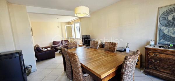 Découvrez cette agréable maison alliant confort moderne, beaux volumes, idéale pour une vie de famille.

Au niveau principal surélevé :
— Espace de vie traversant, orienté sud-ouest, réchauffé par un poêle à granulés récent (2026).
— Cuisine contemporaine neuve (2026).
— Trois chambres confortables.
— Salle d'eau modernisée.
— WC séparé.

À l'étage :
— Espace polyvalent de 10 m², à aménager selon vos besoins en chambre, bureau pour le télétravail ou espace détente.
— Combles aménageables de 40 m².

Sous-sol complet (près de 100 m² d'annexes) :
— Garage de 37,81 m² avec porte motorisée neuve (2026).
— Atelier spacieux de 43,11 m².
— Deux caves de 11,14 m² et 5,74 m².

Prestations & extérieur :
— Performance énergétique maîtrisée avec un DPE classé en D.
— Huisseries en PVC double vitrage et chauffage électrique.
— Terrain de 604 m², idéal pour les moments de détente en plein air, les enfants ou un projet potager.