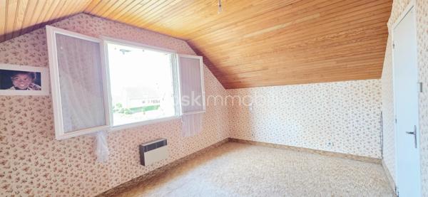 Découvrez cette agréable maison alliant confort moderne, beaux volumes, idéale pour une vie de famille.

Au niveau principal surélevé :
— Espace de vie traversant, orienté sud-ouest, réchauffé par un poêle à granulés récent (2026).
— Cuisine contemporaine neuve (2026).
— Trois chambres confortables.
— Salle d'eau modernisée.
— WC séparé.

À l'étage :
— Espace polyvalent de 10 m², à aménager selon vos besoins en chambre, bureau pour le télétravail ou espace détente.
— Combles aménageables de 40 m².

Sous-sol complet (près de 100 m² d'annexes) :
— Garage de 37,81 m² avec porte motorisée neuve (2026).
— Atelier spacieux de 43,11 m².
— Deux caves de 11,14 m² et 5,74 m².

Prestations & extérieur :
— Performance énergétique maîtrisée avec un DPE classé en D.
— Huisseries en PVC double vitrage et chauffage électrique.
— Terrain de 604 m², idéal pour les moments de détente en plein air, les enfants ou un projet potager.