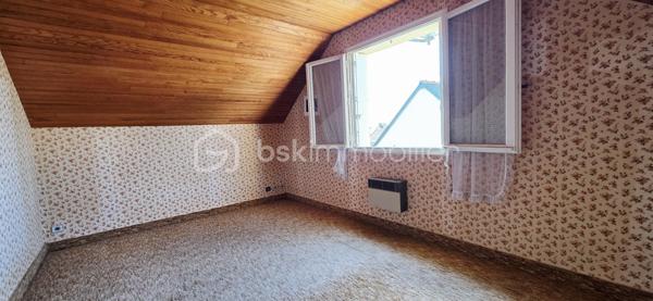 Découvrez cette agréable maison alliant confort moderne, beaux volumes, idéale pour une vie de famille.

Au niveau principal surélevé :
— Espace de vie traversant, orienté sud-ouest, réchauffé par un poêle à granulés récent (2026).
— Cuisine contemporaine neuve (2026).
— Trois chambres confortables.
— Salle d'eau modernisée.
— WC séparé.

À l'étage :
— Espace polyvalent de 10 m², à aménager selon vos besoins en chambre, bureau pour le télétravail ou espace détente.
— Combles aménageables de 40 m².

Sous-sol complet (près de 100 m² d'annexes) :
— Garage de 37,81 m² avec porte motorisée neuve (2026).
— Atelier spacieux de 43,11 m².
— Deux caves de 11,14 m² et 5,74 m².

Prestations & extérieur :
— Performance énergétique maîtrisée avec un DPE classé en D.
— Huisseries en PVC double vitrage et chauffage électrique.
— Terrain de 604 m², idéal pour les moments de détente en plein air, les enfants ou un projet potager.