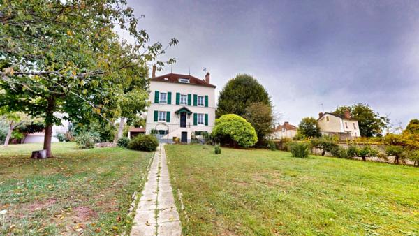 MAISON BOURGEOISE  229 M2 + dépendance 155 m2 PRIX  467900