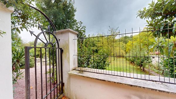 MAISON BOURGEOISE  229 M2 + dépendance 155 m2 PRIX  467900